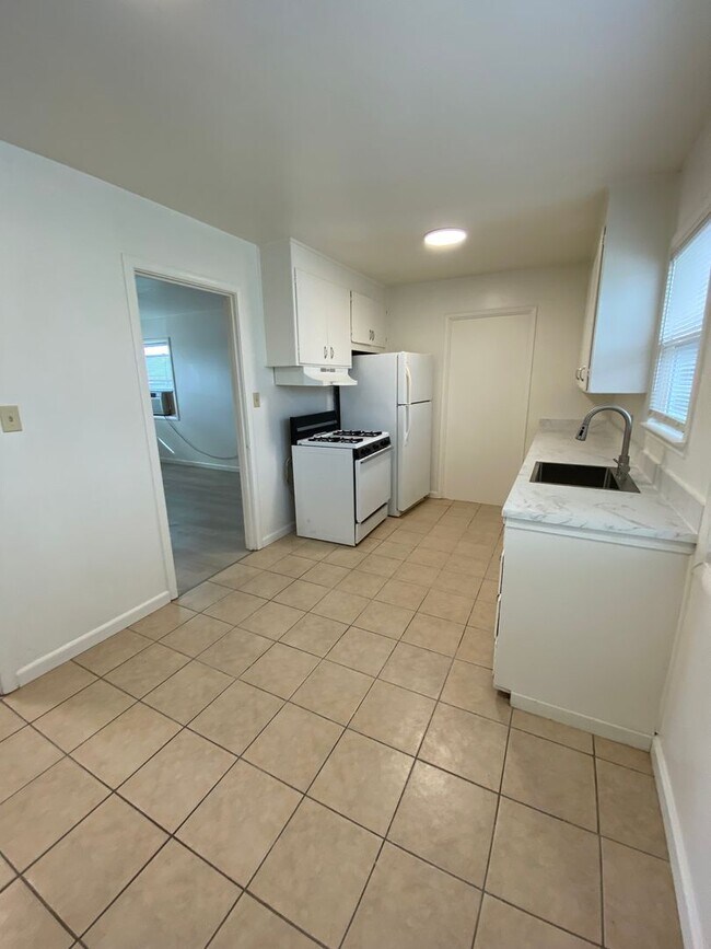 Building Photo - Rent Reduction!! 1bed/1bath Duplex within walking distance of Downtown Fairfield