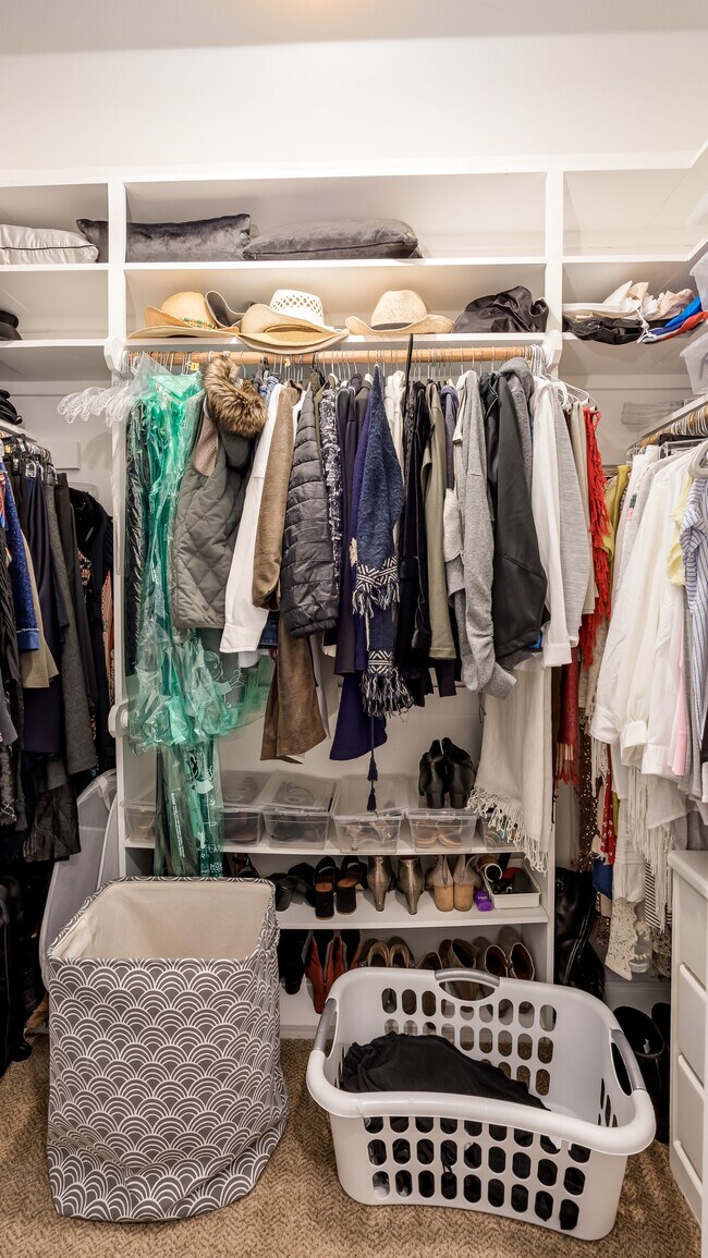 Building Photo - 2025 S Beverly Glen Blvd