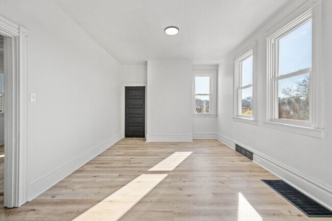 Building Photo - Stunning 3 bedroom home in Carrick available August 1!