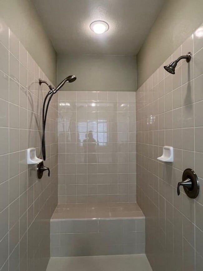 Building Photo - STUNNING & SPACIOUS 4 BEDROOM IN W. ROSEVI...