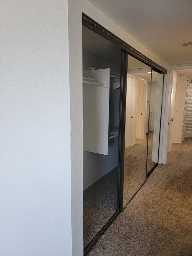 Building Photo - 2 BR / 2 BA Condo with Spectacular Views Near Patrick Henry High School