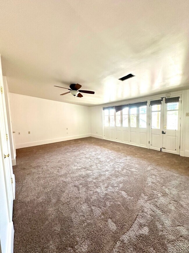 Building Photo - 3BR 2BA 3rd Street Downtown