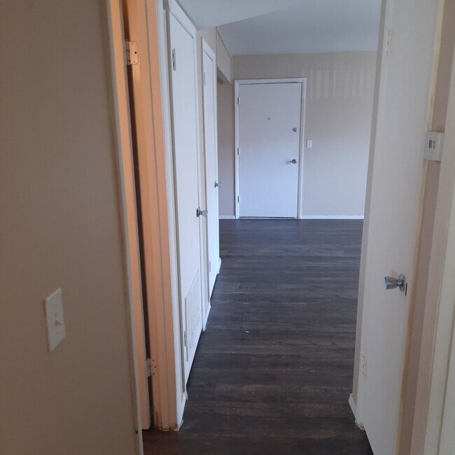 Building Photo - 2 bdrm 2 bath apt.