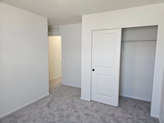 Building Photo - 5 Bed 3.5 Bath Home with a park and Commun...