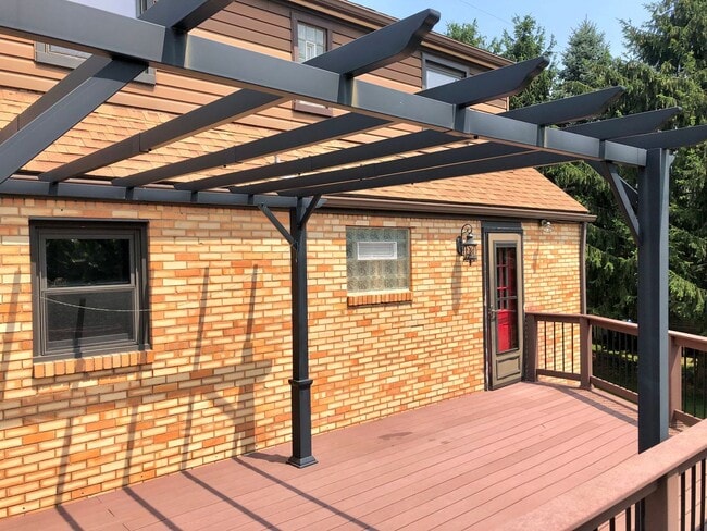 Building Photo - Perfectly Located 3 Bedroom W/ 2 Full Bathroom Home In Heart of North Allegheny School District