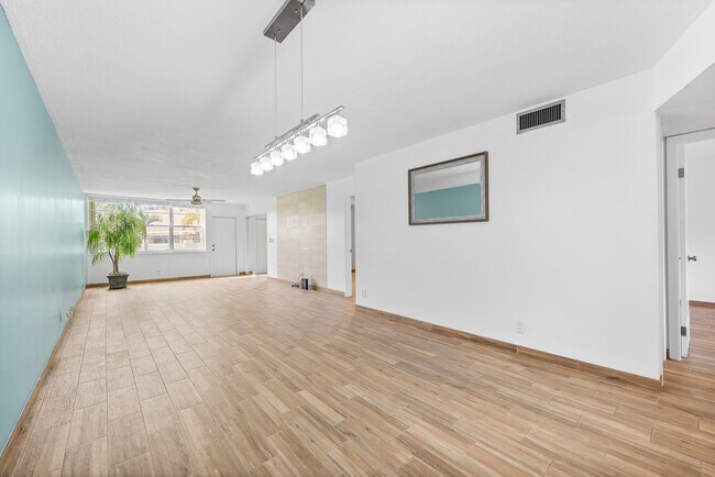 Building Photo - 2865 SW 22nd Ave