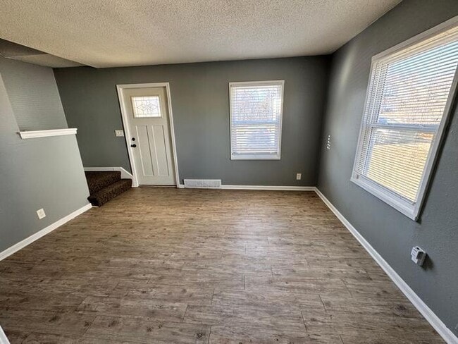 Building Photo - Section 8 Welcome 2 bed 1 bath duplex