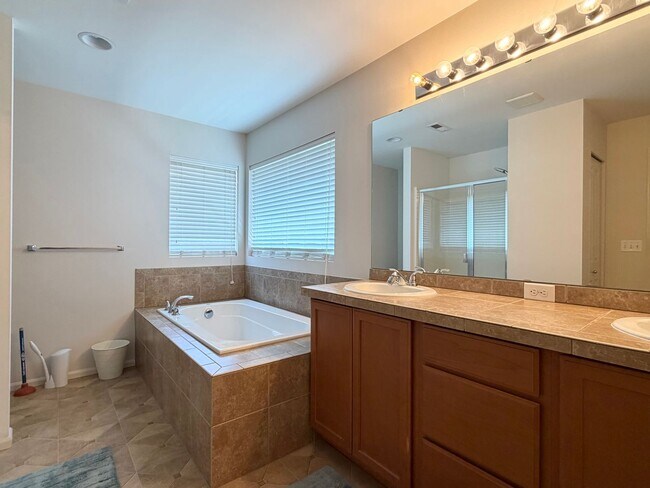 Building Photo - Updated Lakeland Hills Home w/ Air conditioning