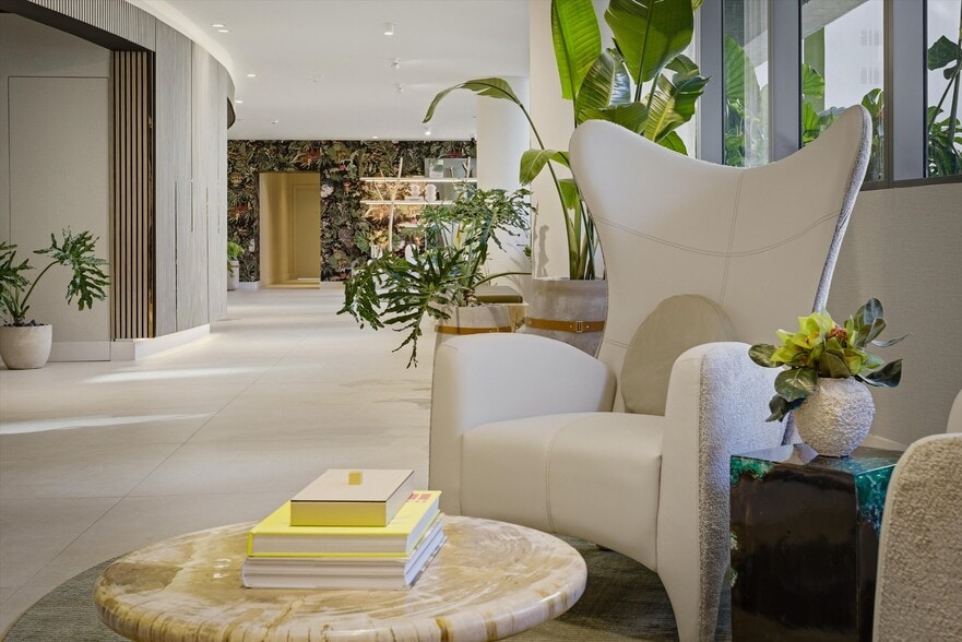 Building Photo - 700 NE 24th St