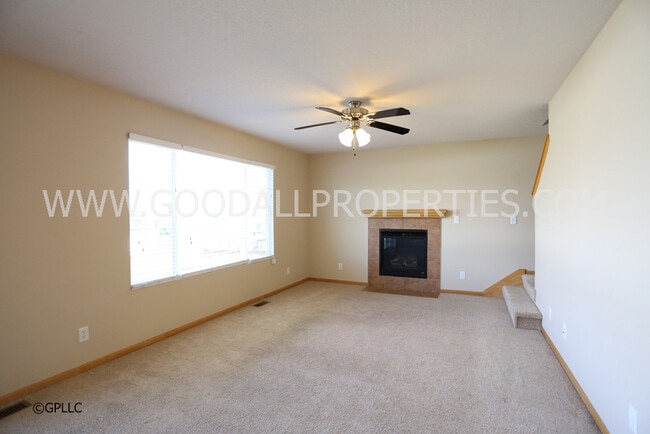 Building Photo - 3-Bedroom, 2.5-Bath Home in Urbandale with Attached 2-Car Garage