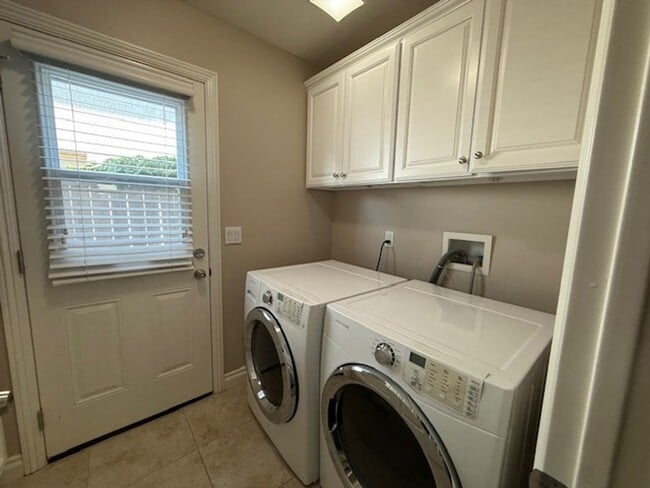Building Photo - White Picket Fence Home in Irvine