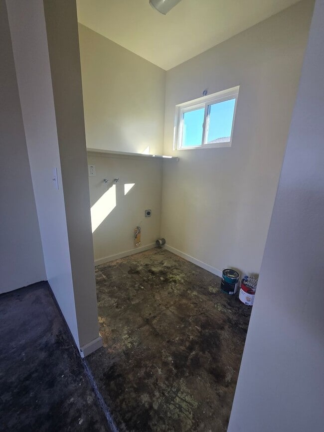 Building Photo - 2 Br 1 Ba available Now