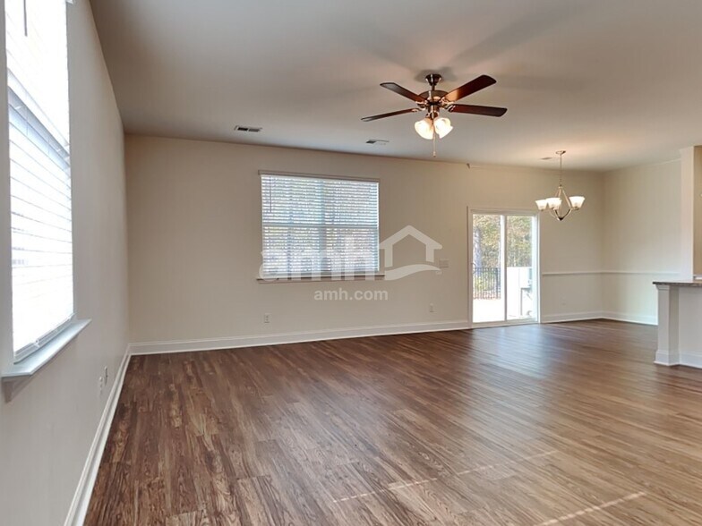 Building Photo - 117 Thatchet Dr