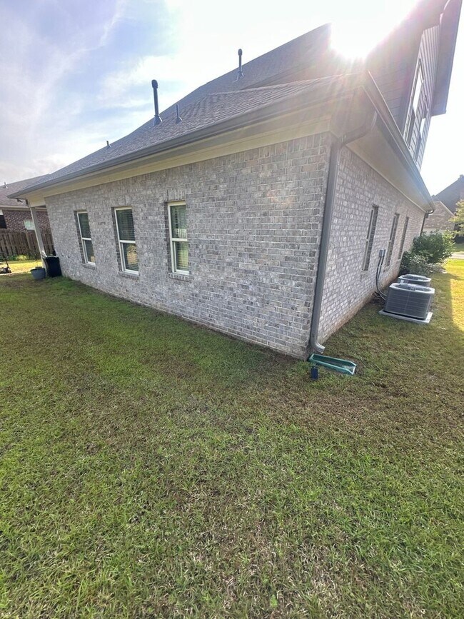 Building Photo - 1013 Edgewater Ln