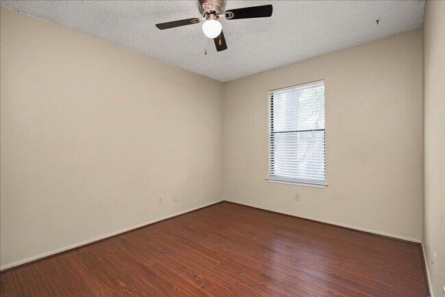 Building Photo - Great Location, Immediate Move In availabl...