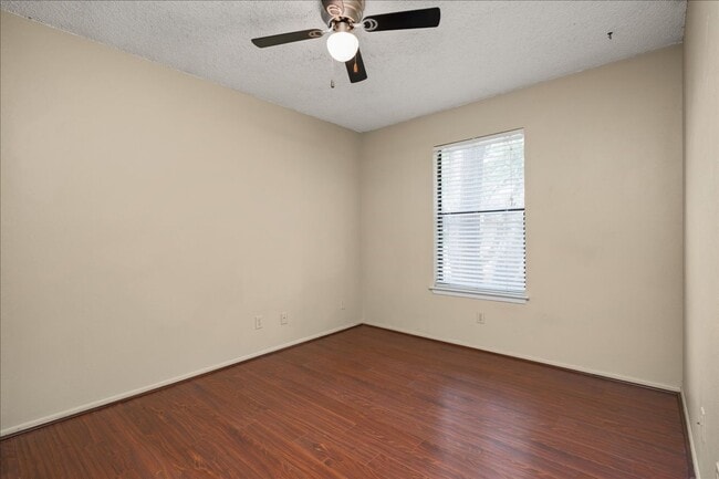 Building Photo - Great Location, Immediate Move In available - 2 bed / 2 bath Condo - 100% off First Month's rent!