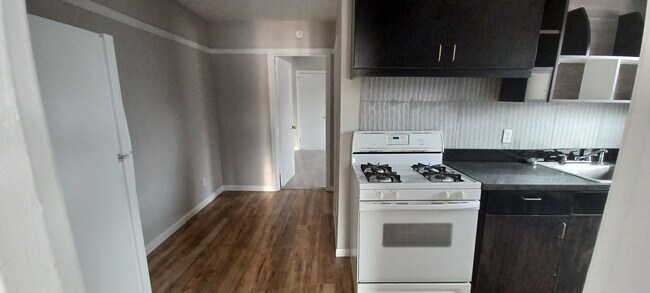 Building Photo - Beautiful 1 bed/1 bath apartment, just off...