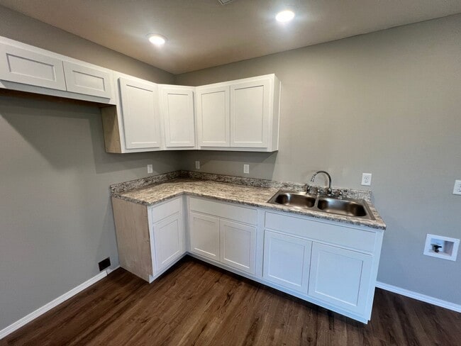 Building Photo - 690 E Garfield St