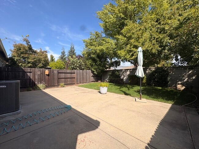 Building Photo - Beautiful 3 Bedroom, 2 Bathroom Home Walking Distance To The Fountains / Galleria!