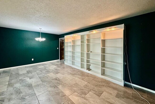 Building Photo - 3604 Jim Robison Dr