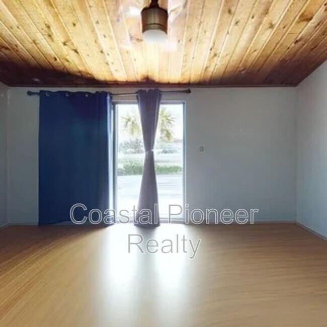 Building Photo - 12356 Capri Cir N