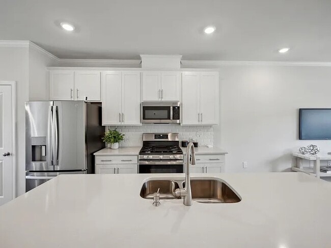 Building Photo - 657 Mirkwood Ave