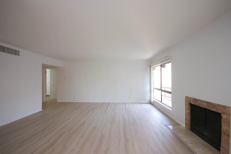 Building Photo - 1127 E Del Mar Blvd