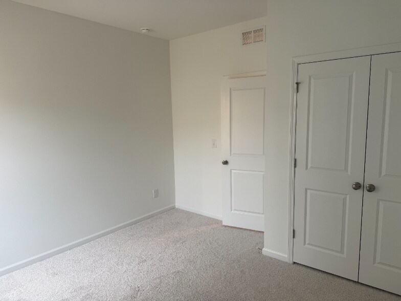 Building Photo - 1028 Red Finch Wy