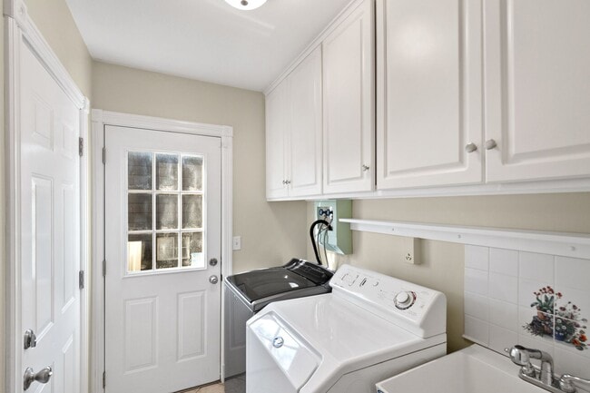 Building Photo - Webster Wonder w/ Floors Galore!