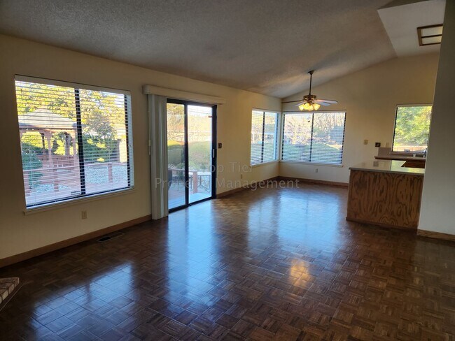 Building Photo - Spacious 4 Bed/2 Bath /1,970 square foot h...