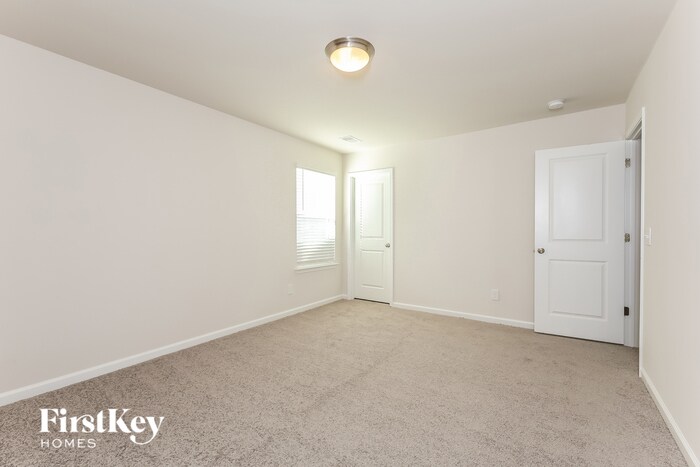 Building Photo - 562 Hillpark Ln