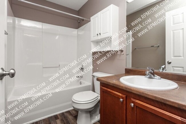 Building Photo - 738 NE Spring St