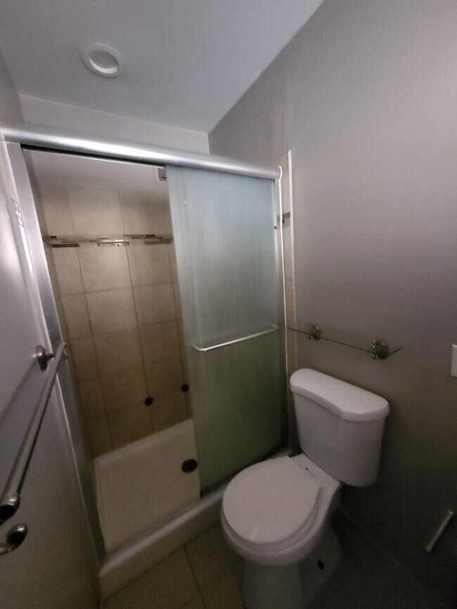 Building Photo - NE 3 Bedroom 2 Bath 1754/sf home