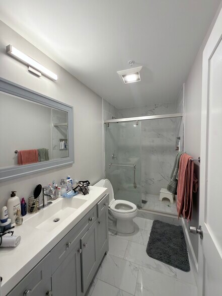 Building Photo - 156 Hillside St