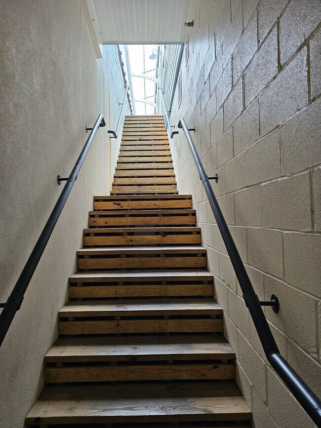 Building Photo - 103 E Main St