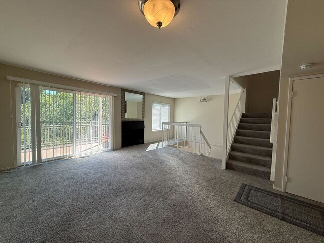 Building Photo - 3 Bed 2.5 Bath Available NOW!!! 2 Car Gara...