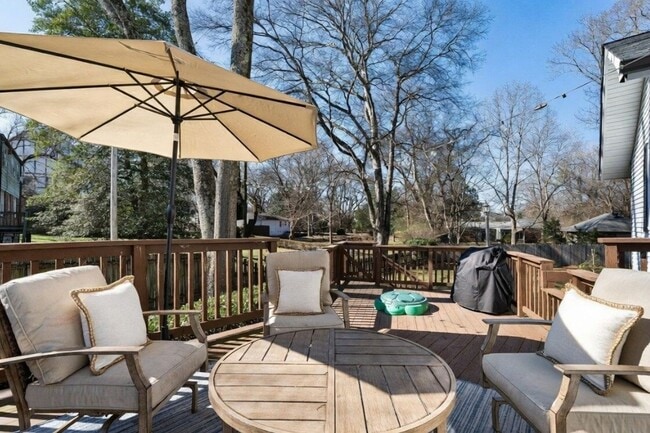 Building Photo - 2912 Woodlawn Dr