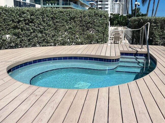 Building Photo - 5757 Collins Ave