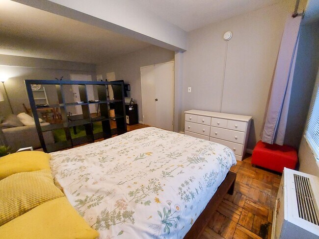 Building Photo - Furnished Studio Apt. in Dupont Circle. All Utilities Included...Available March 1s!