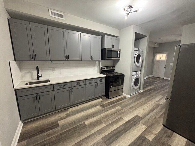 Building Photo - 2 bedroom PLUS den with Fireplace