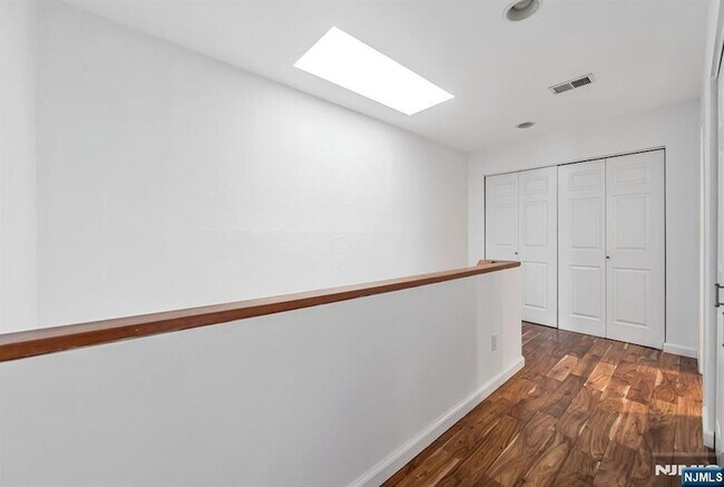 Building Photo - 16 Grand Cove Way