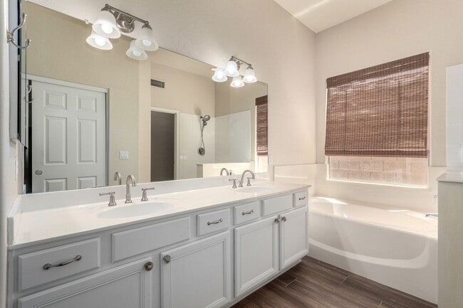 Building Photo - 5 Bedroom home in Chandler