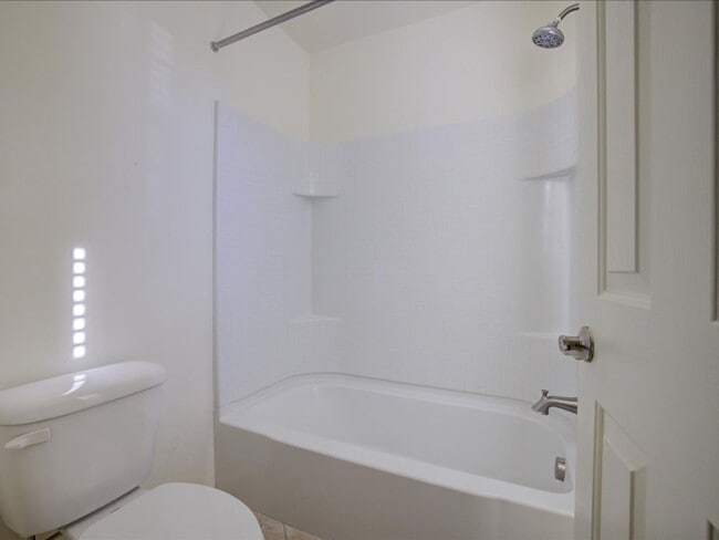 Building Photo - 3 Bedroom 2 1/2 Bathroom