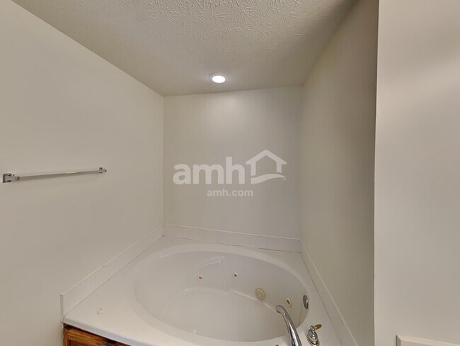 Building Photo - 204 Creekwood Drive