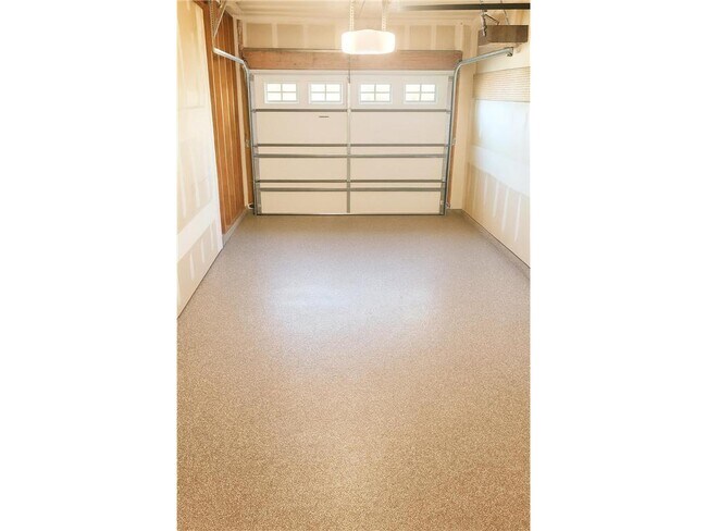 Building Photo - 9 Heights Rd NE