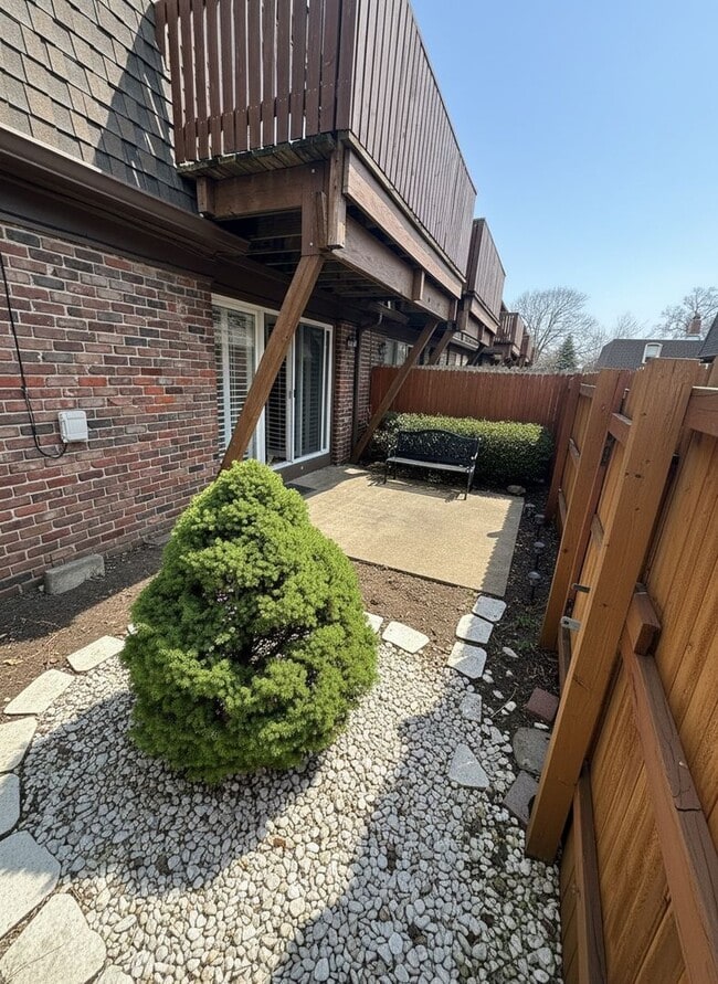 Building Photo - Fantastic Centrally Located Condo