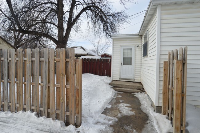 Building Photo - Fully remodeled 3 bedroom 2 bath near downtown and Greenway!