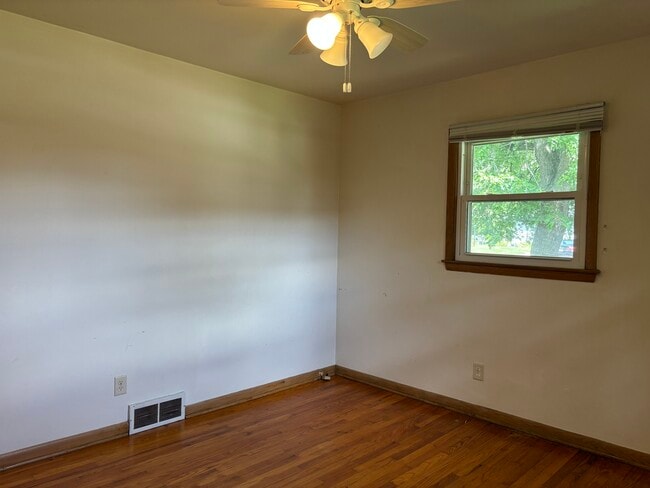 Building Photo - 6321 Roselawn Ave