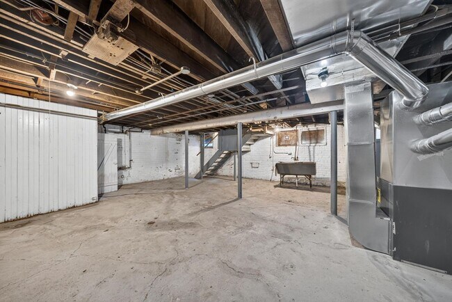 Building Photo - 2025 Calvert Ave