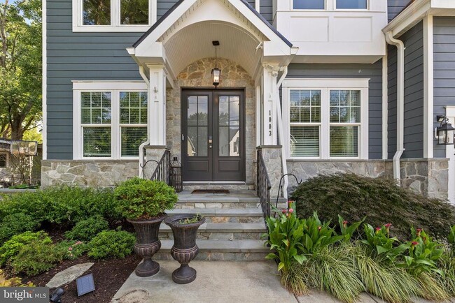 Building Photo - 1003 Hillcrest Dr SW